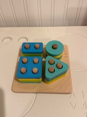 EUC Lovevery Sort & Stack Peg Puzzle